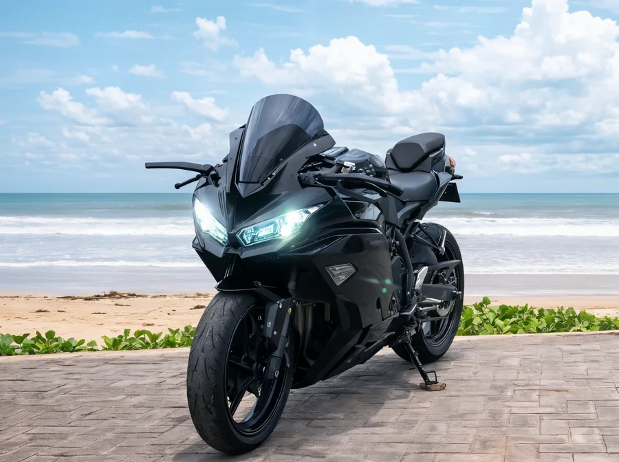Svart Kawasaki Ninja ZX-25RR 250cc inline firesylindret motorsykkelmotor sportsmotorsykkel med fulle kåper, mørk motorsykkelfrontrute og hevet hale